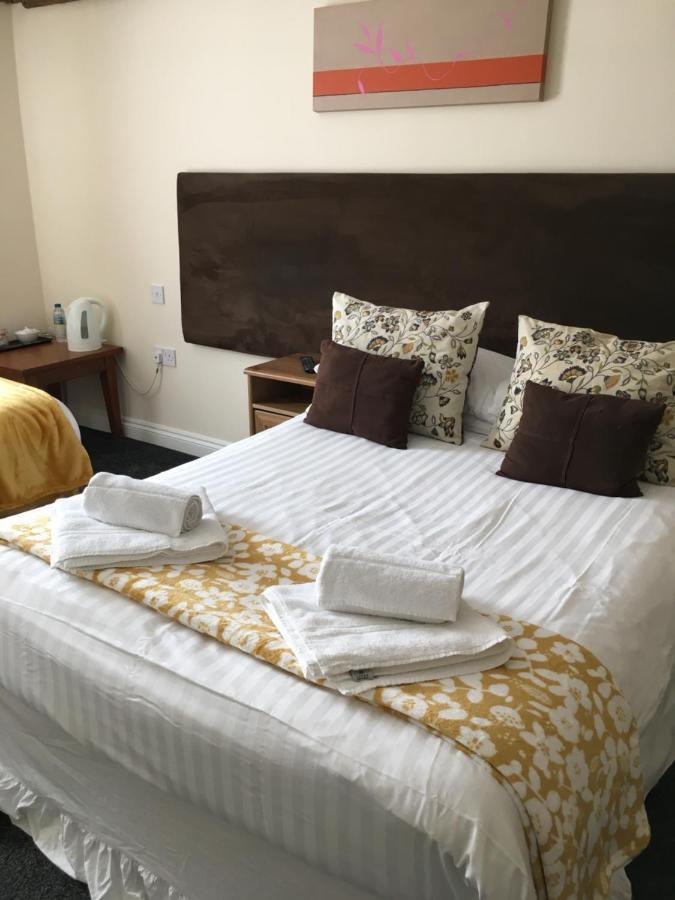 Bed and Breakfast The Chequers Royston  Exterior foto